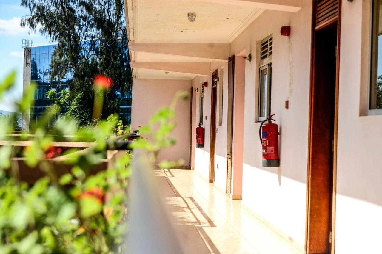 Room In Bb - Enjoy You Vacation Wail Staying In This Single Room Fit For 2 People كيغالي المظهر الخارجي الصورة