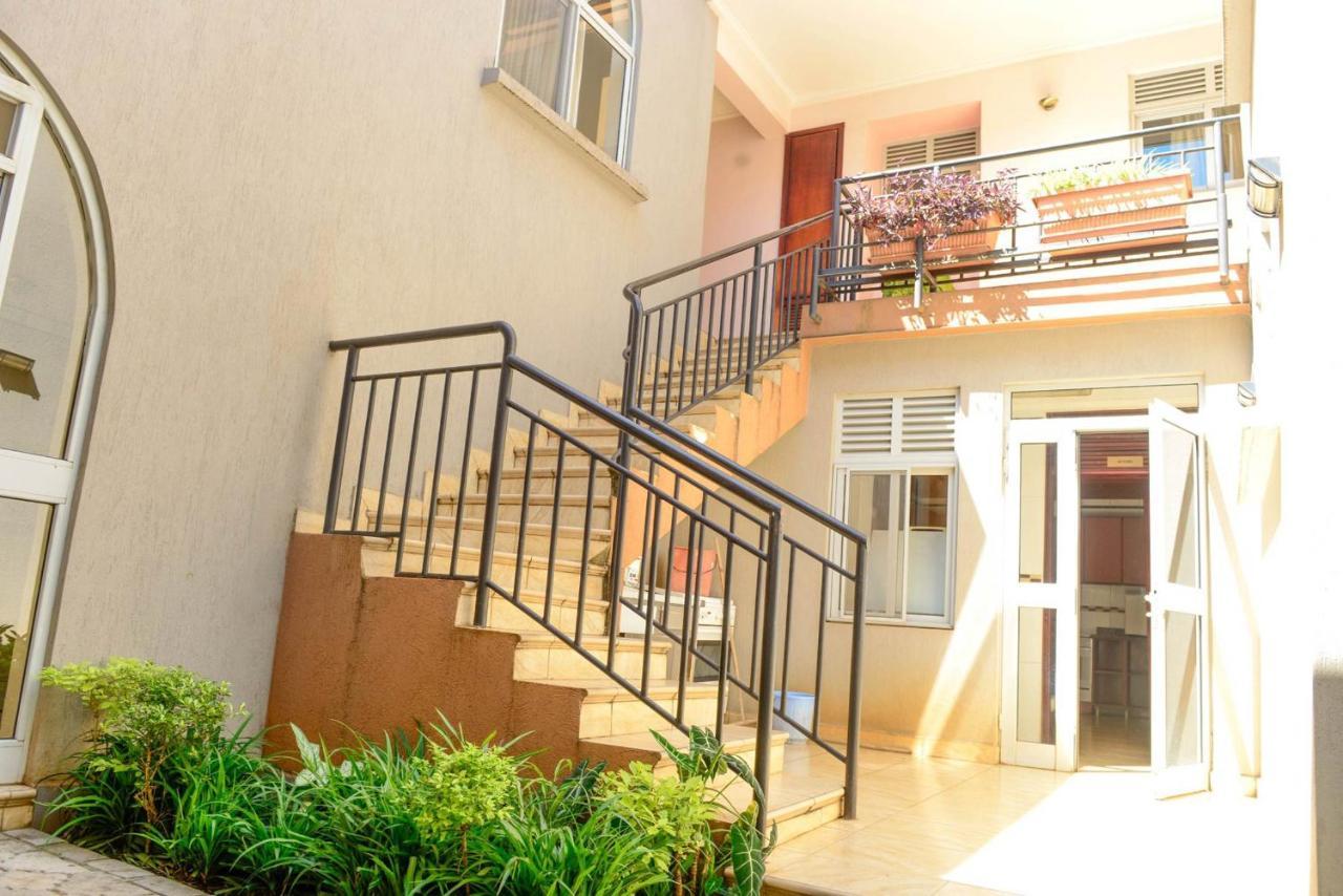 Room In Bb - Enjoy You Vacation Wail Staying In This Single Room Fit For 2 People كيغالي المظهر الخارجي الصورة